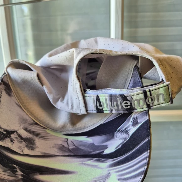 Abstract Patterned Cap - Picture 2 of 3